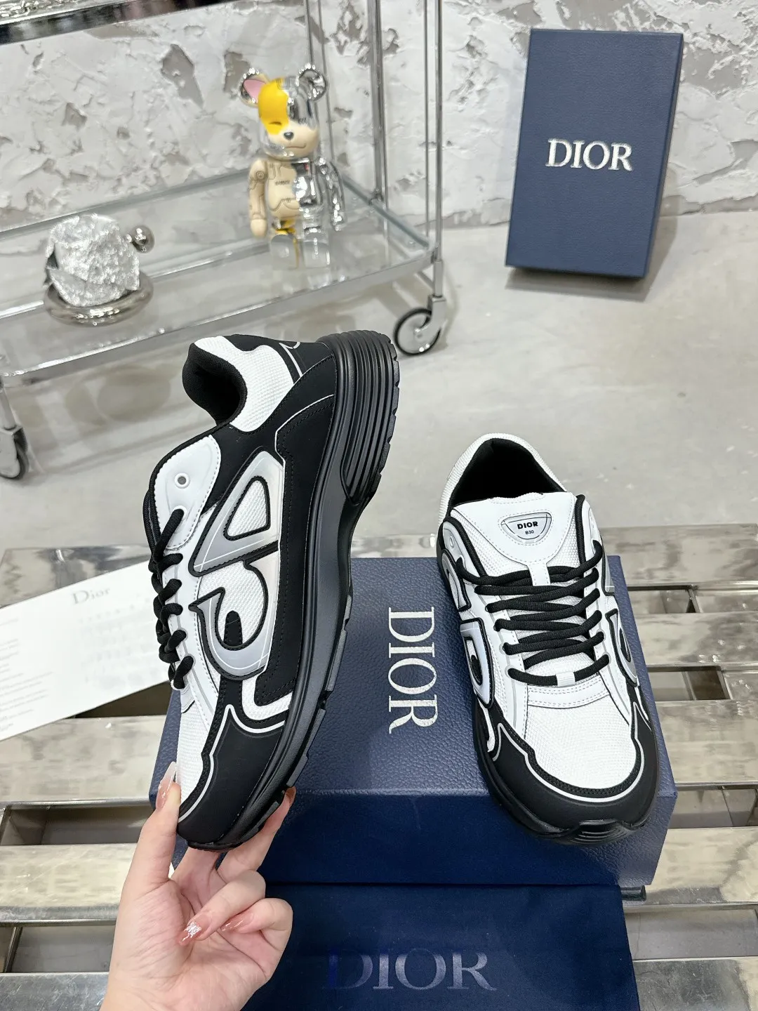 Men's men's shoes 💰600❤️❤️❤️High version Dior Dior's latest color matching B30 series reflective dad sneakers original 17380💰 purchased for development and production Brand new B30 sneakers Dad Shoes style shoes that follow the trend of the retro market The Dior logo on the tongue also indicates that this pair of shoes is the B30 model! B30 uses fine-textured leather and mesh cloth materials to form a shoe body. There are conspicuous letters CD on both sides of the shoe body to indicate identity. Many lines on the shoe body outline details to make the shoes look less monotonous and full of retro flavor. The delivery counter is exquisitely packaged🛍📦 ▪️Fabric: Original customized technical fabric + mesh ▪️Inner lining: Customized breathable lining ▪️Outsole: Original molded IP foam + TPU outsole ▪️Sole thickness: 3.5CM ▪️Size: Women’s size 35-40 / Men’s size 39-46